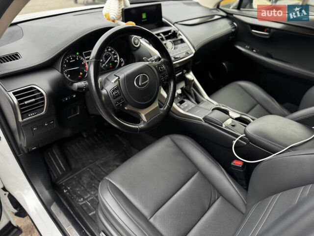 Белый Лексус НХ, объемом двигателя 2 л и пробегом 63 тыс. км за 28250 $, фото 23 на Automoto.ua