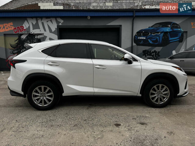 Белый Лексус НХ, объемом двигателя 2 л и пробегом 63 тыс. км за 28250 $, фото 6 на Automoto.ua
