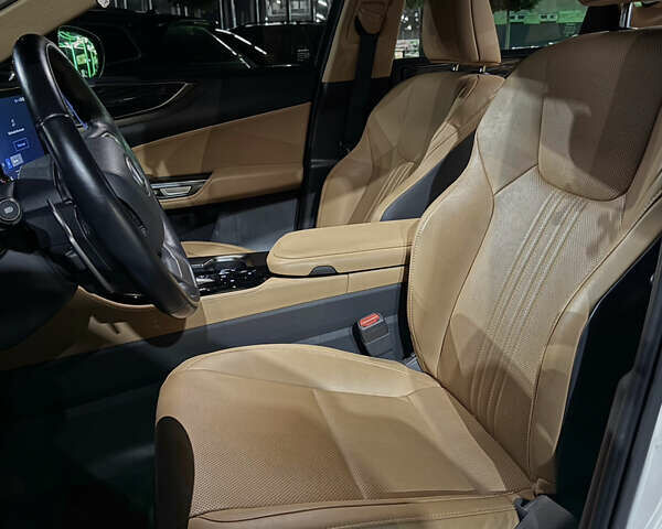 Белый Лексус НХ, объемом двигателя 2.49 л и пробегом 67 тыс. км за 51999 $, фото 11 на Automoto.ua