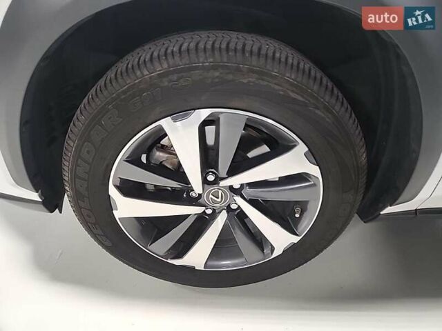 Білий Лексус НХ, об'ємом двигуна 2.5 л та пробігом 45 тис. км за 30000 $, фото 10 на Automoto.ua