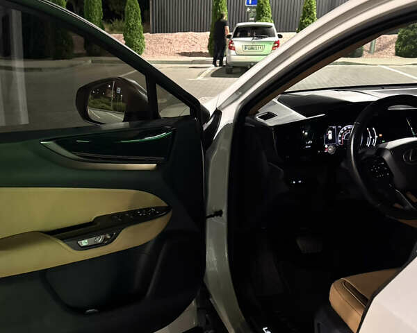 Белый Лексус НХ, объемом двигателя 2.49 л и пробегом 67 тыс. км за 51999 $, фото 16 на Automoto.ua