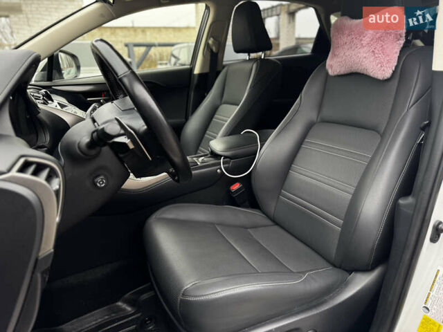 Белый Лексус НХ, объемом двигателя 2 л и пробегом 63 тыс. км за 28250 $, фото 24 на Automoto.ua