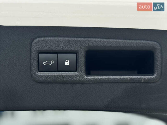 Белый Лексус НХ, объемом двигателя 2 л и пробегом 63 тыс. км за 28250 $, фото 48 на Automoto.ua