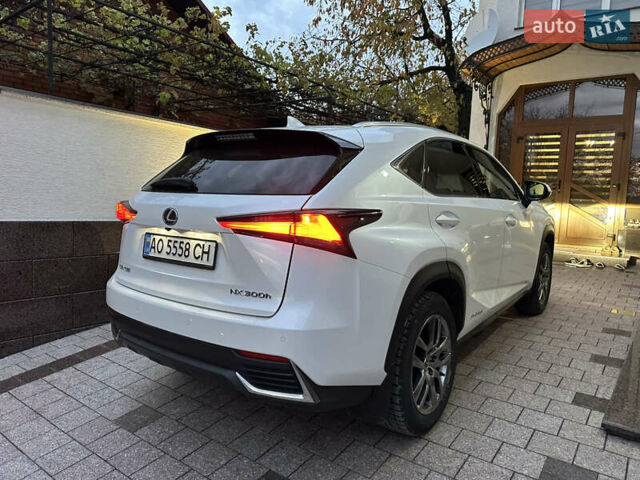 Белый Лексус НХ, объемом двигателя 2.49 л и пробегом 90 тыс. км за 38500 $, фото 4 на Automoto.ua
