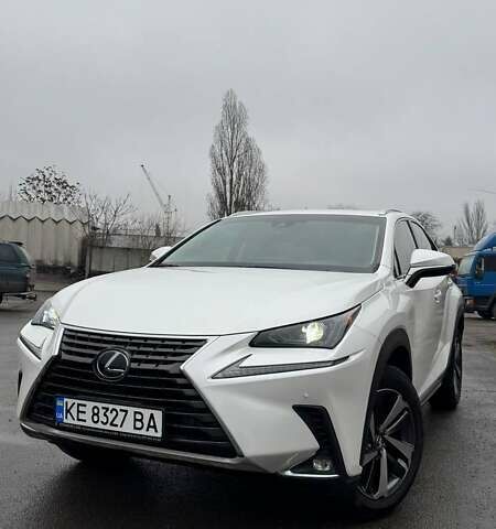 Белый Лексус НХ, объемом двигателя 2 л и пробегом 117 тыс. км за 33500 $, фото 2 на Automoto.ua