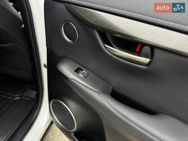 Белый Лексус НХ, объемом двигателя 2 л и пробегом 63 тыс. км за 28250 $, фото 50 на Automoto.ua