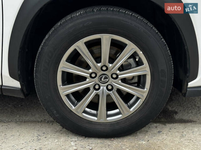 Белый Лексус НХ, объемом двигателя 2 л и пробегом 63 тыс. км за 28250 $, фото 12 на Automoto.ua
