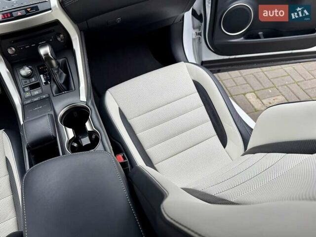 Белый Лексус НХ, объемом двигателя 2 л и пробегом 30 тыс. км за 25700 $, фото 26 на Automoto.ua