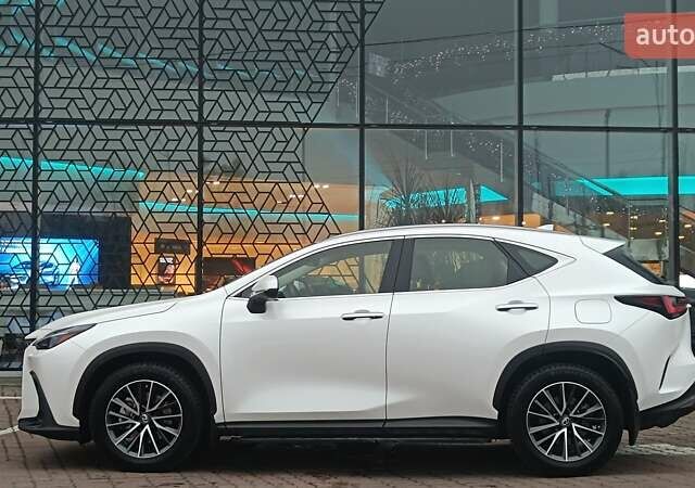 Білий Лексус НХ, об'ємом двигуна 2.49 л та пробігом 28 тис. км за 48885 $, фото 2 на Automoto.ua