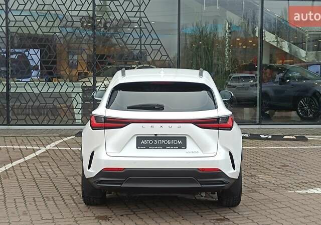 Білий Лексус НХ, об'ємом двигуна 2 л та пробігом 42 тис. км за 40765 $, фото 3 на Automoto.ua