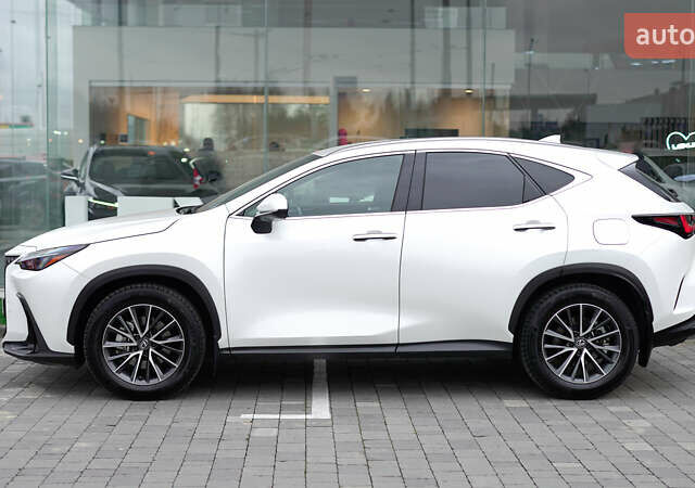 Белый Лексус НХ, объемом двигателя 2.49 л и пробегом 60 тыс. км за 57931 $, фото 2 на Automoto.ua