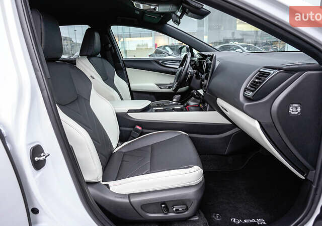 Белый Лексус НХ, объемом двигателя 2.49 л и пробегом 60 тыс. км за 57931 $, фото 5 на Automoto.ua