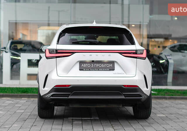 Белый Лексус НХ, объемом двигателя 2.49 л и пробегом 60 тыс. км за 57931 $, фото 3 на Automoto.ua