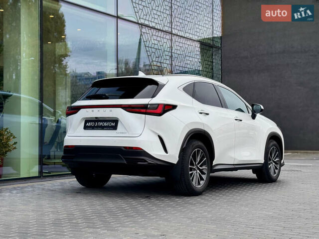 Білий Лексус НХ, об'ємом двигуна 2.49 л та пробігом 6 тис. км за 61300 $, фото 4 на Automoto.ua