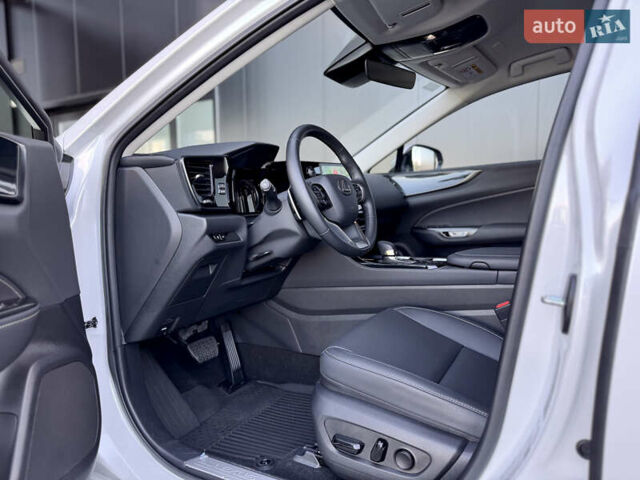 Білий Лексус НХ, об'ємом двигуна 2.49 л та пробігом 6 тис. км за 61300 $, фото 8 на Automoto.ua