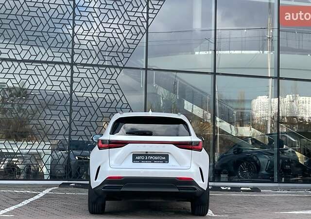 Белый Лексус НХ, объемом двигателя 2.49 л и пробегом 17 тыс. км за 58319 $, фото 3 на Automoto.ua