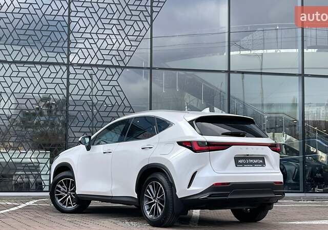 Белый Лексус НХ, объемом двигателя 2.49 л и пробегом 17 тыс. км за 58319 $, фото 1 на Automoto.ua