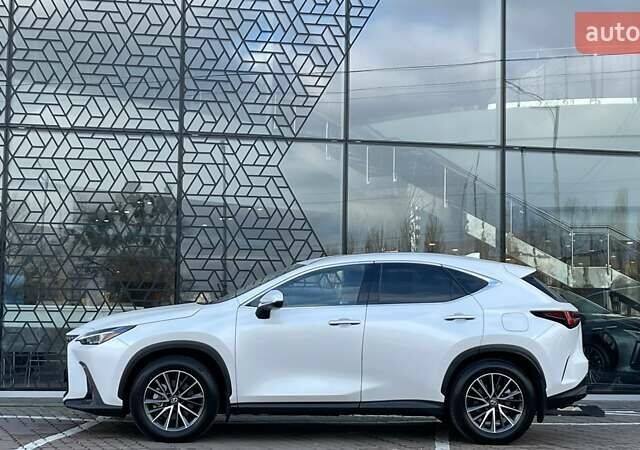 Белый Лексус НХ, объемом двигателя 2.49 л и пробегом 17 тыс. км за 58319 $, фото 2 на Automoto.ua