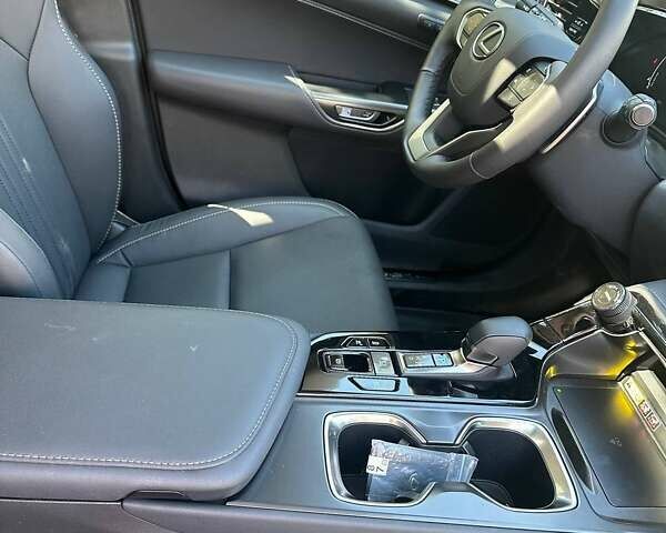 Білий Лексус НХ, об'ємом двигуна 2.49 л та пробігом 15 тис. км за 55000 $, фото 7 на Automoto.ua