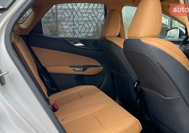 Белый Лексус НХ, объемом двигателя 2.49 л и пробегом 17 тыс. км за 58319 $, фото 6 на Automoto.ua