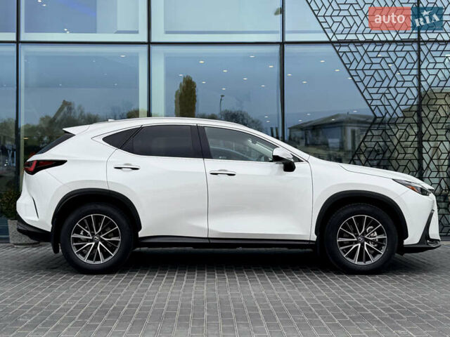 Білий Лексус НХ, об'ємом двигуна 2.49 л та пробігом 6 тис. км за 61300 $, фото 5 на Automoto.ua