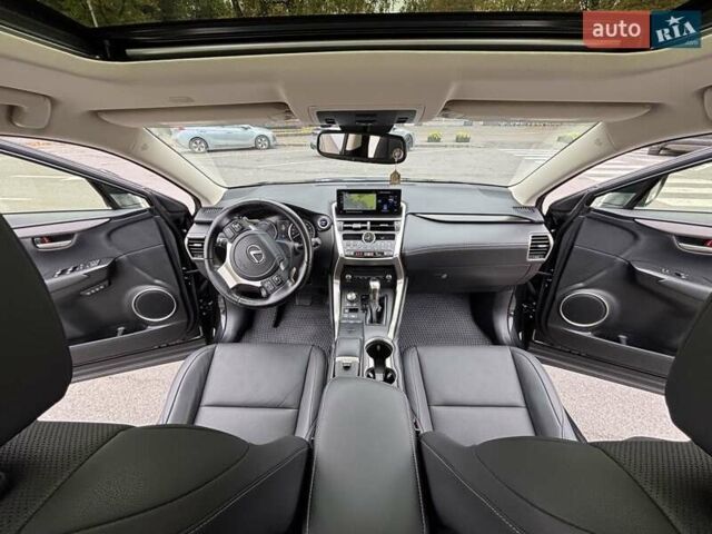 Черный Лексус НХ, объемом двигателя 2.49 л и пробегом 84 тыс. км за 39900 $, фото 1 на Automoto.ua