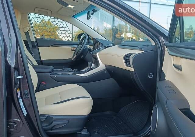 Коричневий Лексус НХ, об'ємом двигуна 2.19 л та пробігом 100 тис. км за 27658 $, фото 5 на Automoto.ua