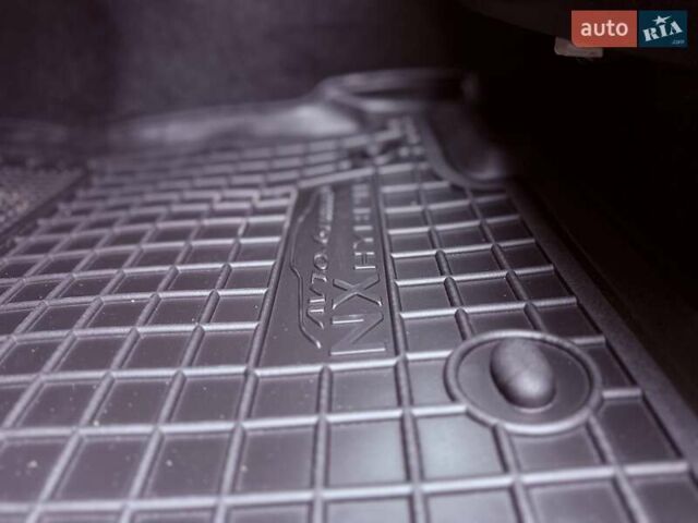 Красный Лексус НХ, объемом двигателя 2 л и пробегом 125 тыс. км за 24800 $, фото 46 на Automoto.ua