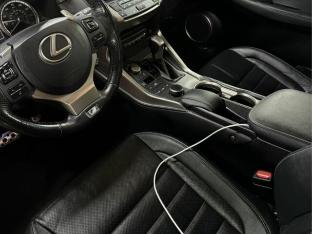 Красный Лексус НХ, объемом двигателя 2 л и пробегом 75 тыс. км за 23000 $, фото 6 на Automoto.ua