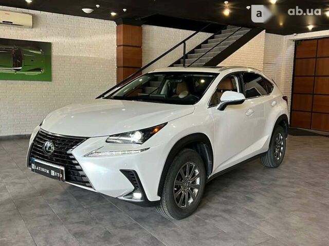 Лексус НХ, объемом двигателя 2 л и пробегом 35 тыс. км за 35900 $, фото 2 на Automoto.ua