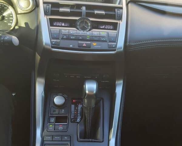 Лексус НХ, объемом двигателя 2 л и пробегом 107 тыс. км за 24500 $, фото 6 на Automoto.ua