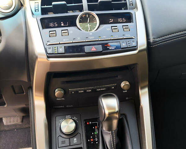 Лексус НХ, объемом двигателя 2 л и пробегом 47 тыс. км за 27500 $, фото 5 на Automoto.ua