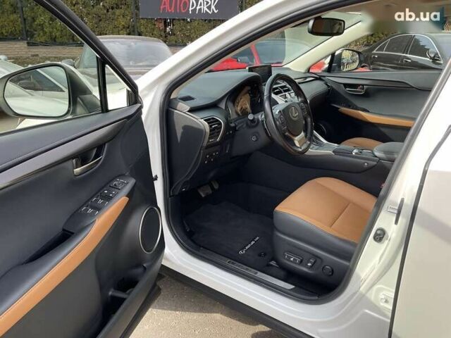 Лексус НХ, объемом двигателя 2 л и пробегом 17 тыс. км за 33300 $, фото 12 на Automoto.ua