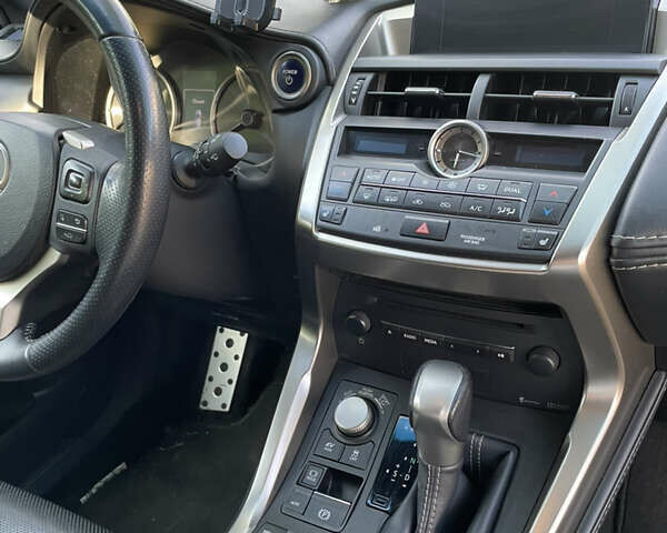 Серый Лексус НХ, объемом двигателя 2.4 л и пробегом 208 тыс. км за 25000 $, фото 6 на Automoto.ua