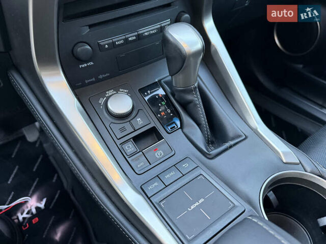 Сірий Лексус НХ, об'ємом двигуна 2 л та пробігом 105 тис. км за 22000 $, фото 11 на Automoto.ua