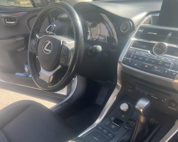 Серый Лексус НХ, объемом двигателя 2 л и пробегом 118 тыс. км за 25000 $, фото 4 на Automoto.ua