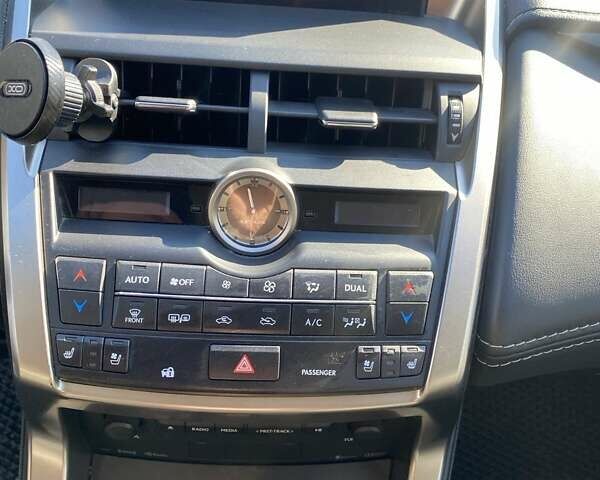 Сірий Лексус НХ, об'ємом двигуна 2 л та пробігом 87 тис. км за 22000 $, фото 14 на Automoto.ua