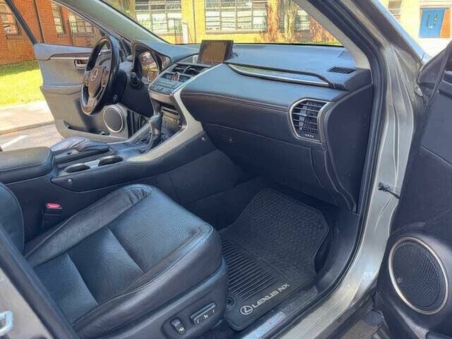 Сірий Лексус НХ, об'ємом двигуна 2 л та пробігом 115 тис. км за 19000 $, фото 7 на Automoto.ua