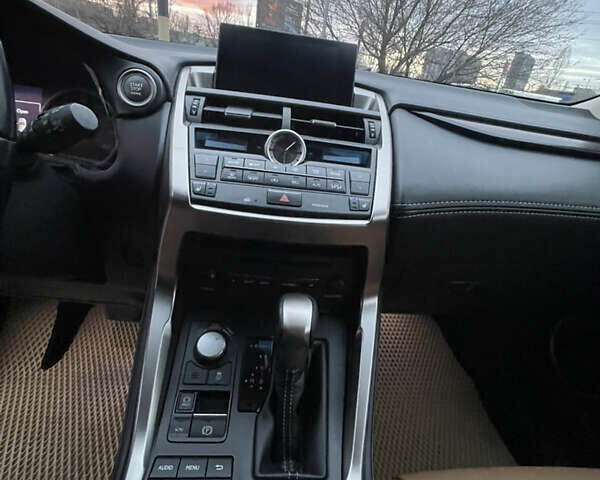 Серый Лексус НХ, объемом двигателя 2 л и пробегом 118 тыс. км за 25000 $, фото 12 на Automoto.ua