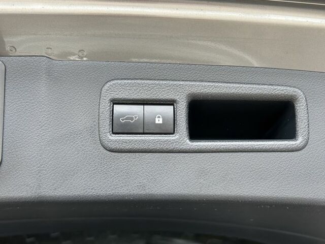 Сірий Лексус НХ, об'ємом двигуна 2 л та пробігом 131 тис. км за 30000 $, фото 15 на Automoto.ua