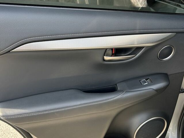 Сірий Лексус НХ, об'ємом двигуна 2 л та пробігом 131 тис. км за 30000 $, фото 10 на Automoto.ua