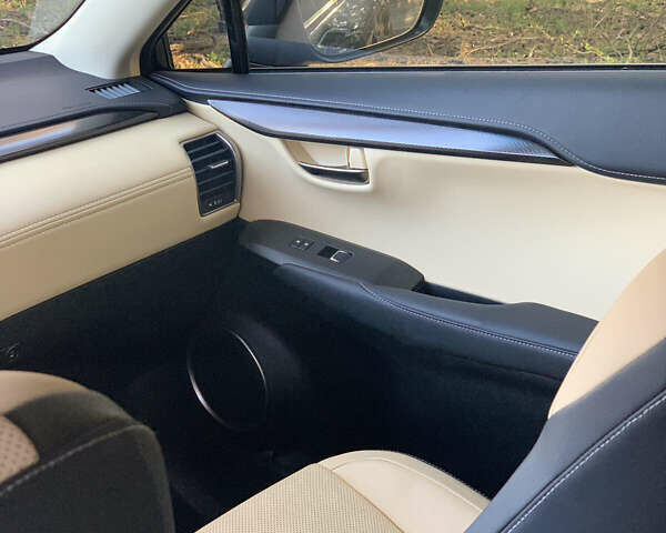 Сірий Лексус НХ, об'ємом двигуна 2 л та пробігом 78 тис. км за 28000 $, фото 18 на Automoto.ua