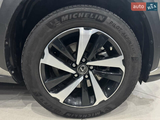 Сірий Лексус НХ, об'ємом двигуна 2 л та пробігом 26 тис. км за 29990 $, фото 4 на Automoto.ua