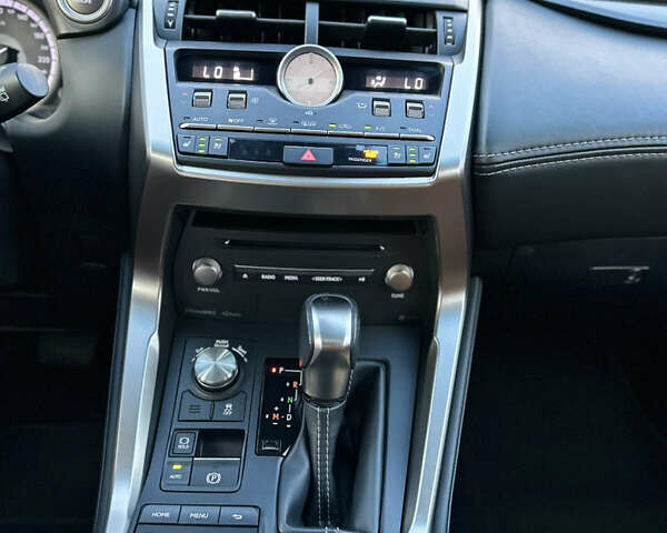 Сірий Лексус НХ, об'ємом двигуна 2 л та пробігом 70 тис. км за 25999 $, фото 35 на Automoto.ua