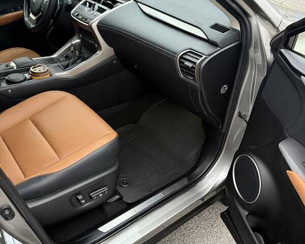 Сірий Лексус НХ, об'ємом двигуна 2.49 л та пробігом 54 тис. км за 37900 $, фото 6 на Automoto.ua