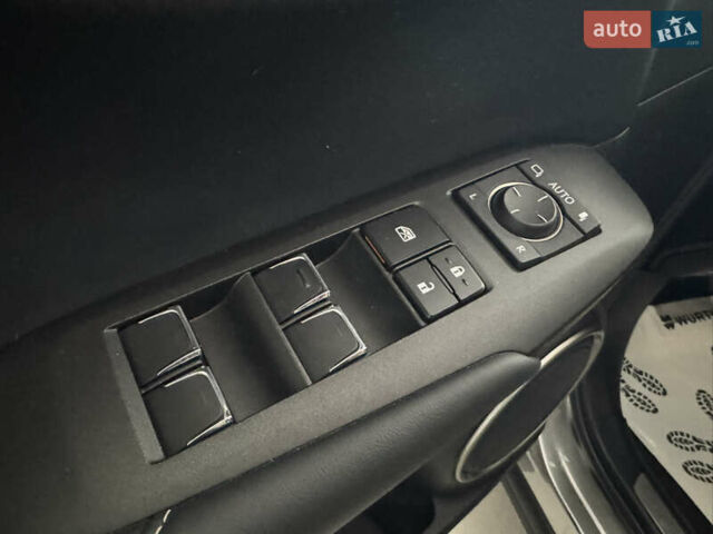 Сірий Лексус НХ, об'ємом двигуна 2 л та пробігом 26 тис. км за 29990 $, фото 7 на Automoto.ua