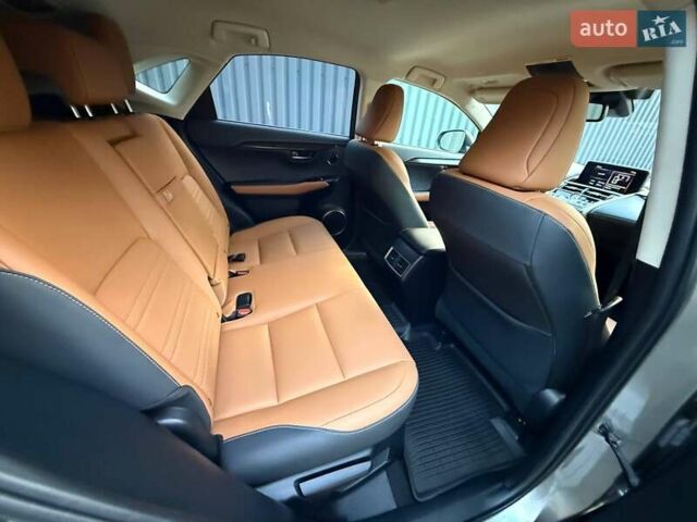 Серый Лексус НХ, объемом двигателя 2 л и пробегом 35 тыс. км за 24999 $, фото 24 на Automoto.ua