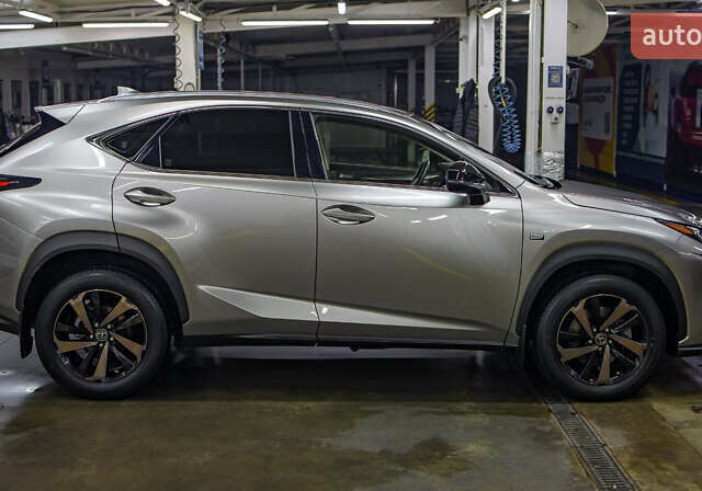 Сірий Лексус НХ, об'ємом двигуна 2 л та пробігом 29 тис. км за 35200 $, фото 1 на Automoto.ua