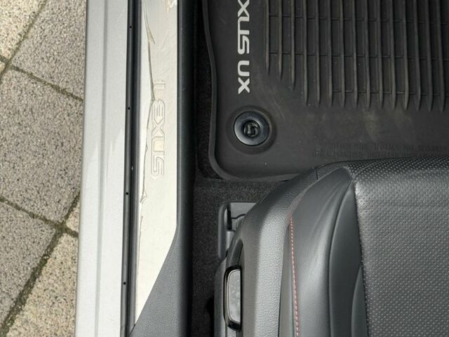 Сірий Лексус НХ, об'ємом двигуна 2 л та пробігом 35 тис. км за 29900 $, фото 12 на Automoto.ua