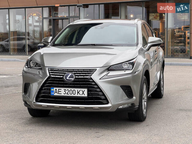 Сірий Лексус НХ, об'ємом двигуна 2 л та пробігом 63 тис. км за 30500 $, фото 1 на Automoto.ua